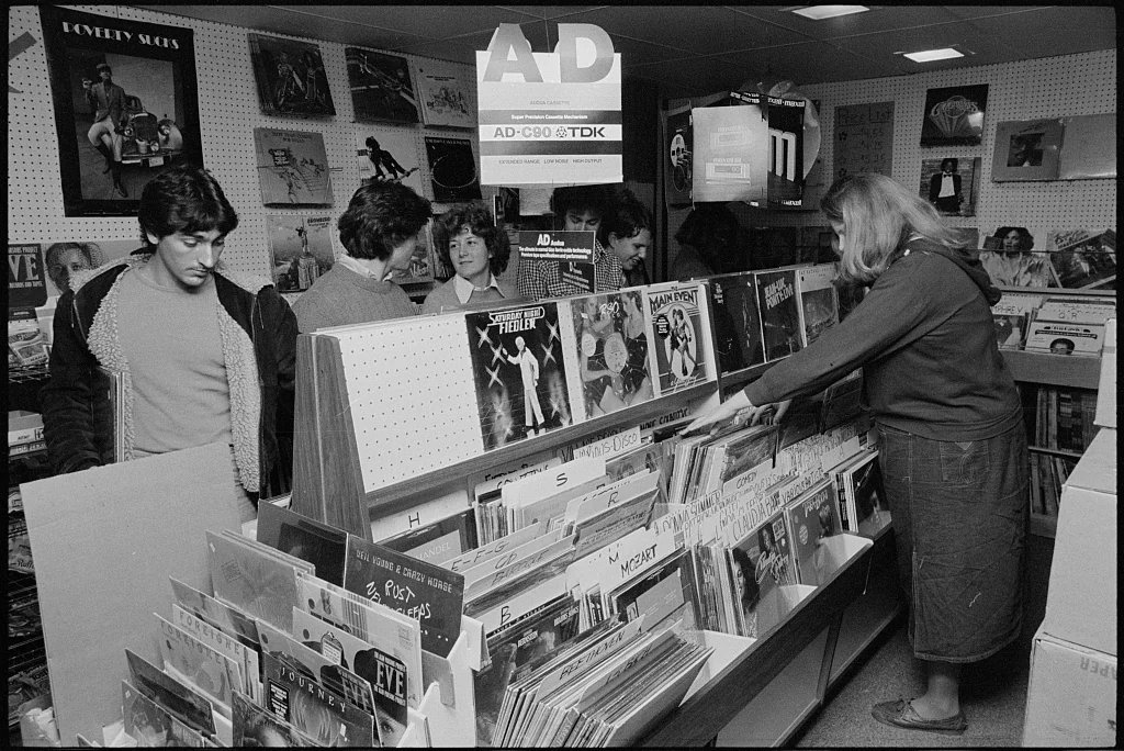 RetroCoast's tweet photo. If you ever shopped for vinyl records you lived in the best days of America. https://t.co/BrNQTiJtSQ