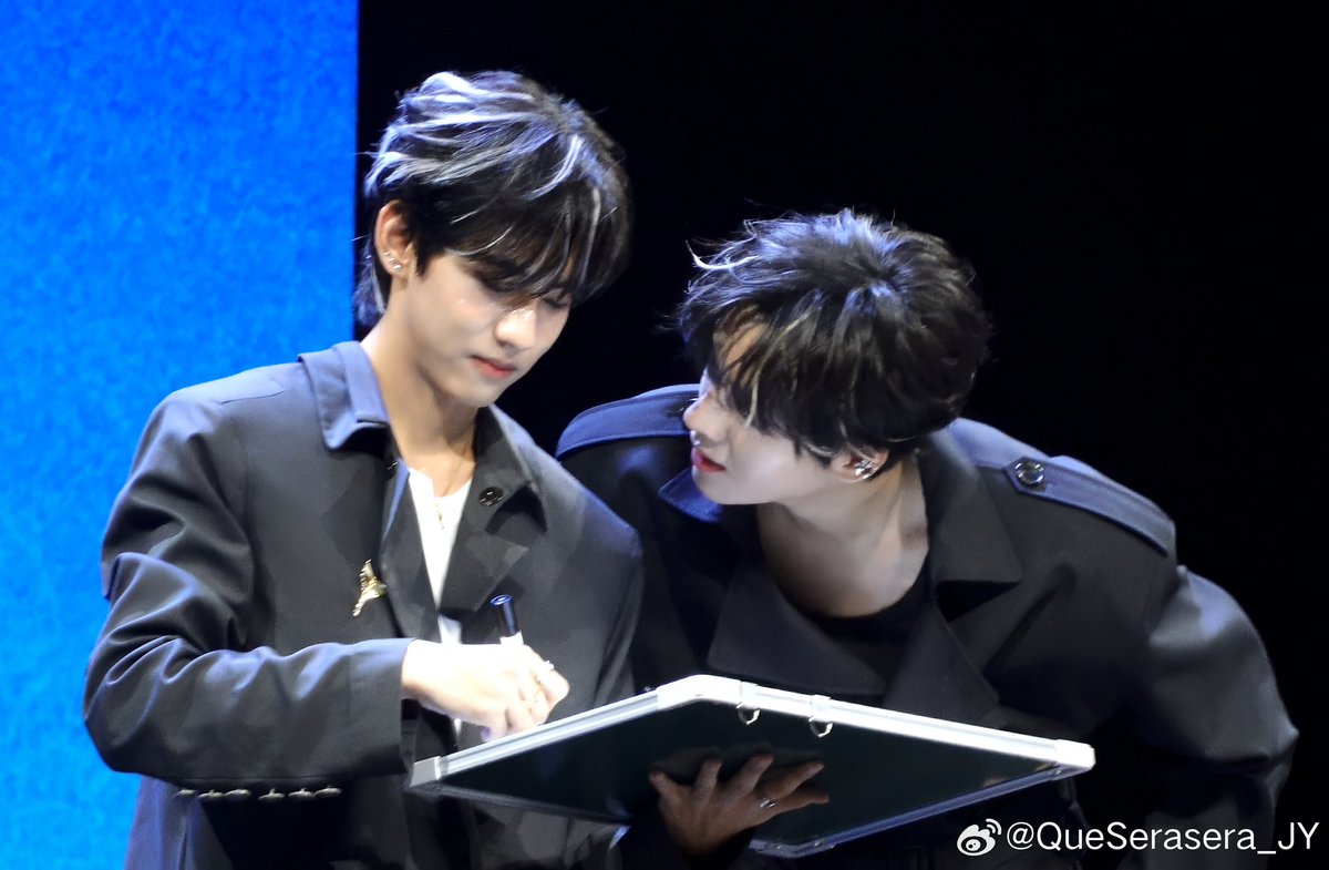 THE ADORATION IN THEIR EYES 🥹🥹🥹💚🩷 

#ZhanXuan #LiuXuanCheng 
#ZhanXuanxLiuXuanchenginBangkok
#SparkleMagicinBKK