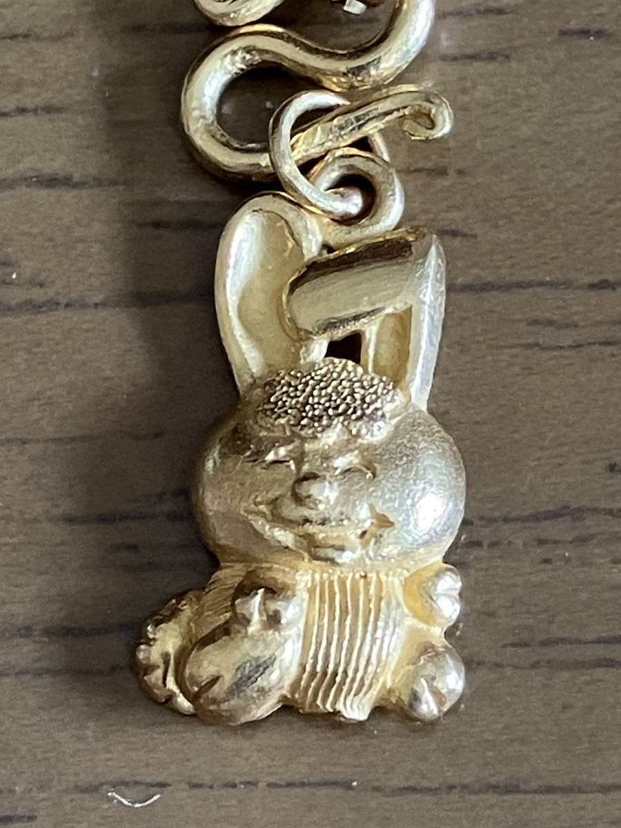 実家にあったタイ製の24金アクセサリー
小さくてよく見えないけど変な形だなと思ってカメラで拡大してみたら、やたらふざけた顔の変なうさぎ（？）だった

なんなのこの24金の無駄遣い 笑