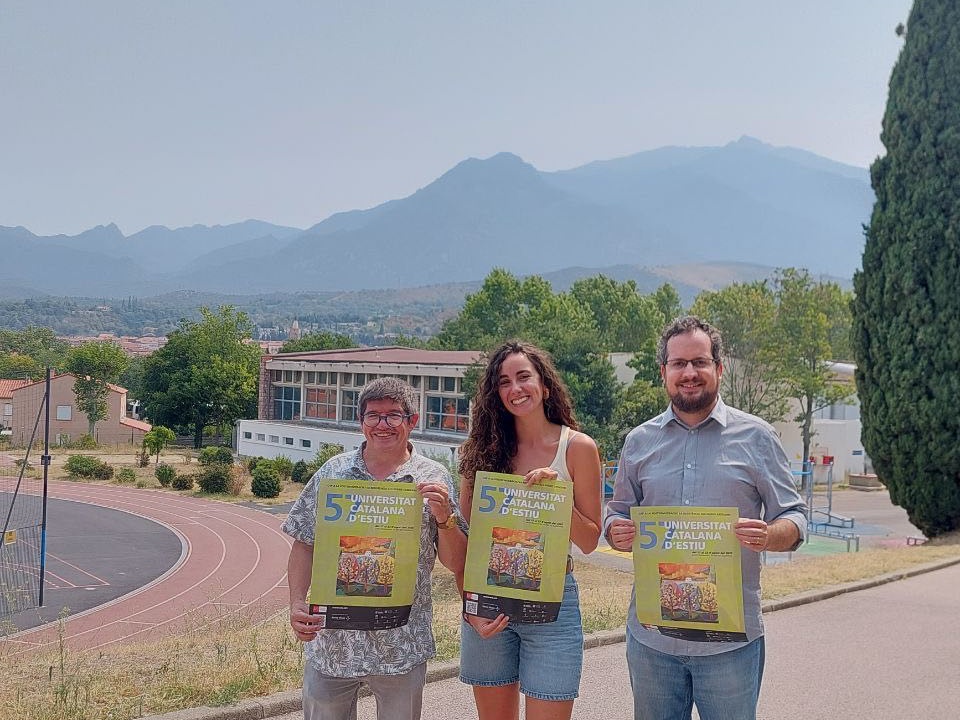 Plataforma per la Llengua 📢 (@llenguacat) on Twitter photo 📍 Ja és Prada, amb motiu de la 57a <a href="/UCE_CAT/">Universitat Catalana d'Estiu</a>, la primera representació de Plataforma per la Llengua: el secretari, Francesc Marco; el delegat de Catalunya Nord, <a href="/balaguerderia/">Enric BALAGUER</a>, i la coordinadora d'Educació, <a href="/bertaserra_98/">Berta Serra</a>.
Tot el que hi farem, aquí 👇 plataforma-llengua.cat/que-fem/notici… 📍 Ja és Prada, amb motiu de la 57a <a href="/UCE_CAT/">Universitat Catalana d'Estiu</a>, la primera representació de Plataforma per la Llengua: el secretari, Francesc Marco; el delegat de Catalunya Nord, <a href="/balaguerderia/">Enric BALAGUER</a>, i la coordinadora d'Educació, <a href="/bertaserra_98/">Berta Serra</a>.
Tot el que hi farem, aquí 👇 plataforma-llengua.cat/que-fem/notici…