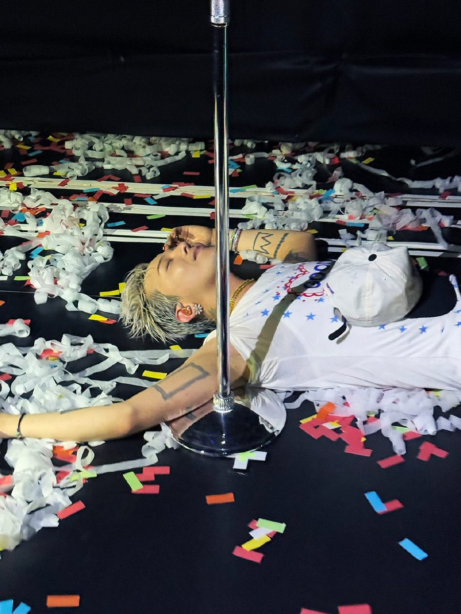 Thanks for your comeback #HBD_GD_FLYHI8H
King of Kpop G-Dragon
#권지용의_데이지가_만개한날 
 My superstar👑 
 #오빠생일 
You are the one and only superstar 
#지드래곤 
Happy birthday 🎉