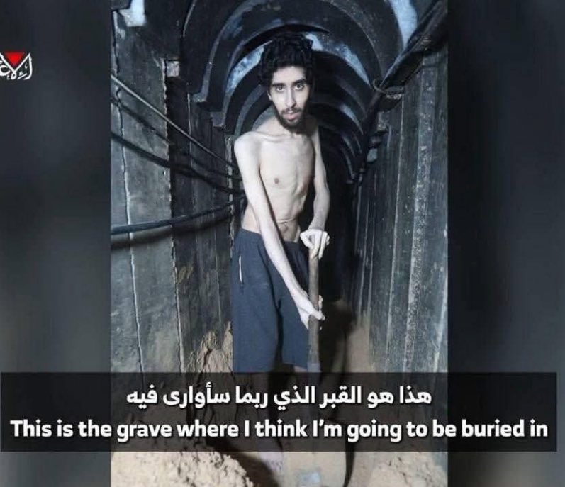 DAMALS
Nazi-Wehrmachtssoldaten zwangen einen Juden, sein eigenes Grab in Staszów, Polen, im Jahr 1942 auszuheben.

JETZT
Hamas-Terroristen zwingen einen Juden, sein eigenes Grab in einem Tunnel in Gaza im Jahr 2025 auszuheben.