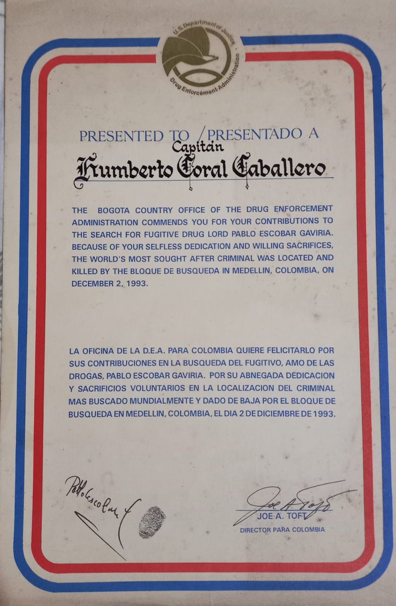 Betocoralg's tweet photo. Ayer encontré en el museo de @PoliciaColombia en el centro de Bogotá, un diploma de la DEA igual al que le dieron a mi padre cuando dirigió el operativo que localizó y eliminó a Pablo Escobar. Es tan idéntico, que tiene el mismo macabro detalle: la firma de Pablo Escobar certificando su propia muerte. Esta es la historia 👇 🧵