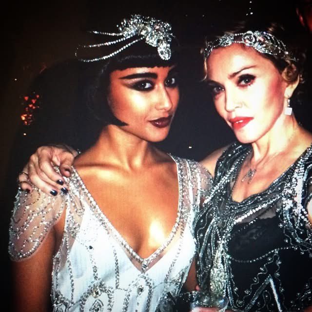 TSinclairBrasil's tweet image. 11 anos atrás, a Madonna apareceu com um bolo e cantou parabéns pra Natalia Kills na própria festa de aniversário. 

Detalhe: o aniversário da Madonna é um dia depois do da Natalia. 🥺❤️