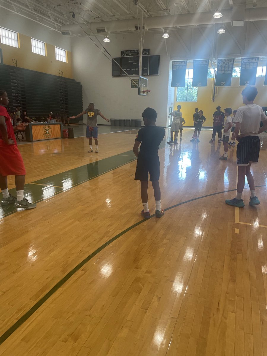 GlaserMglaser's tweet image. Coach Derrick teaching the guys about COMMUNICATION!  Know your teammates, call their NAME, and work together! #GreatFundamentals
