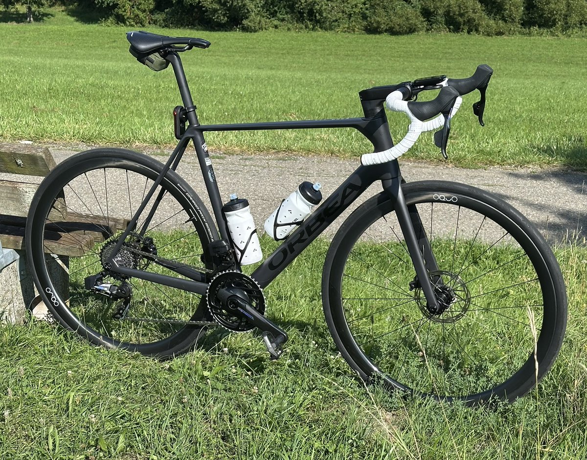 Ja ja, weißes Lenkerband am ansonsten fast komplett pechschwarzen Rennrad:

Klarer Verstoß gegen Velominati-Regel #8, aber sch*** drauf, ich war so over-blacked 🙈🤣