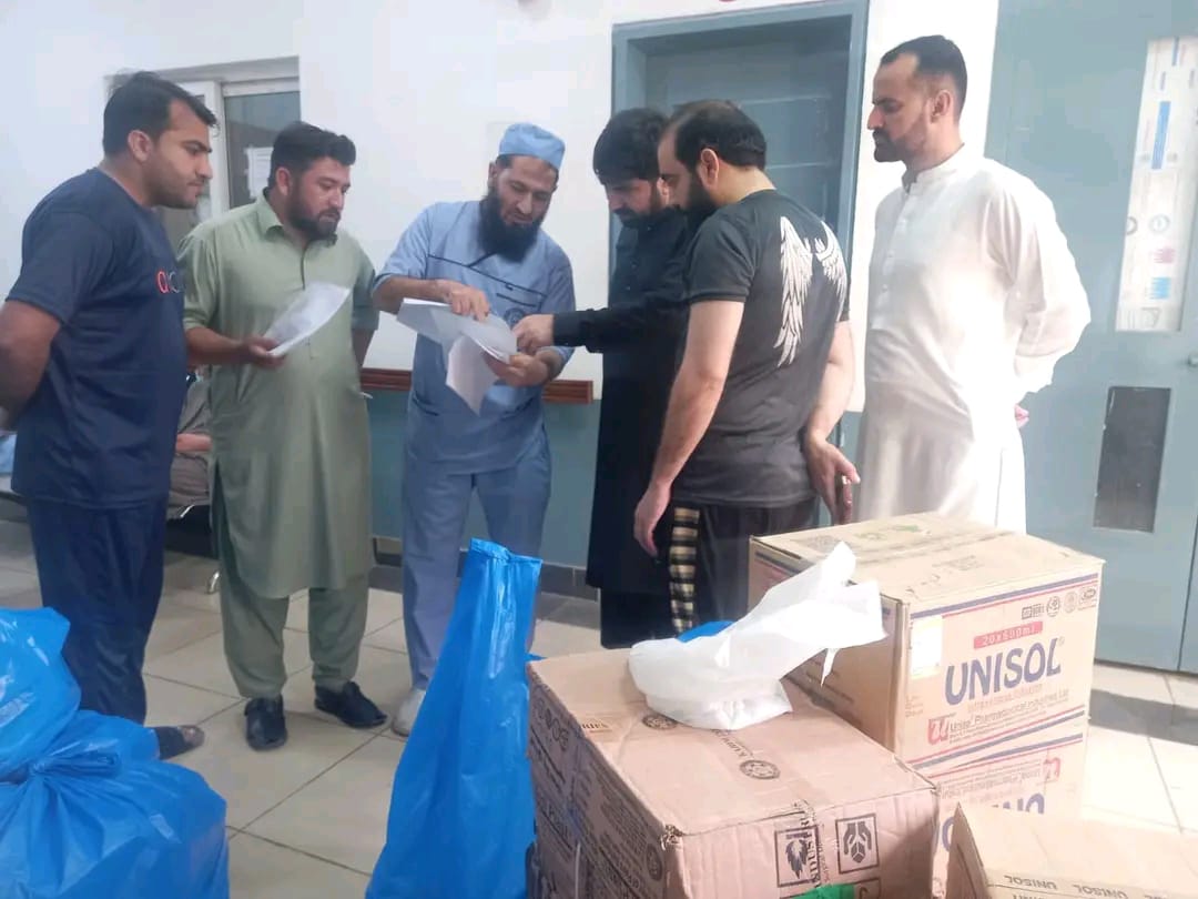 کے ٹی ایچ کی میڈیکل ریلیف ٹیم بونیر اور شانگلہ روانہ کردی گئی، جہاں فری میڈیکل کیمپس میں علاج، ادویات اور ضروری طبی سہولیات فراہم کی جائیں گی۔

میڈیکل ڈائریکٹر ڈاکٹر سجاد داوڑ (@sajjaddawar) نے کہا کہ مشکل کی اس گھڑی میں ہمارے ہیلتھ پروفیشنلز انسانیت کی خدمت کیلئے ہر وقت تیار ہیں