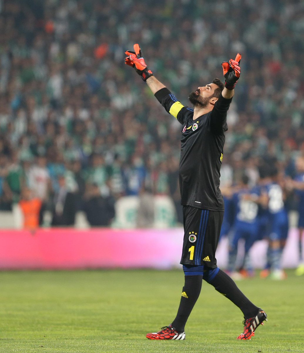 Boyuna posuna Aidiyetine Kurban Büyük Fenerbahçeli Volkan Demirel

#Fenerbahçe