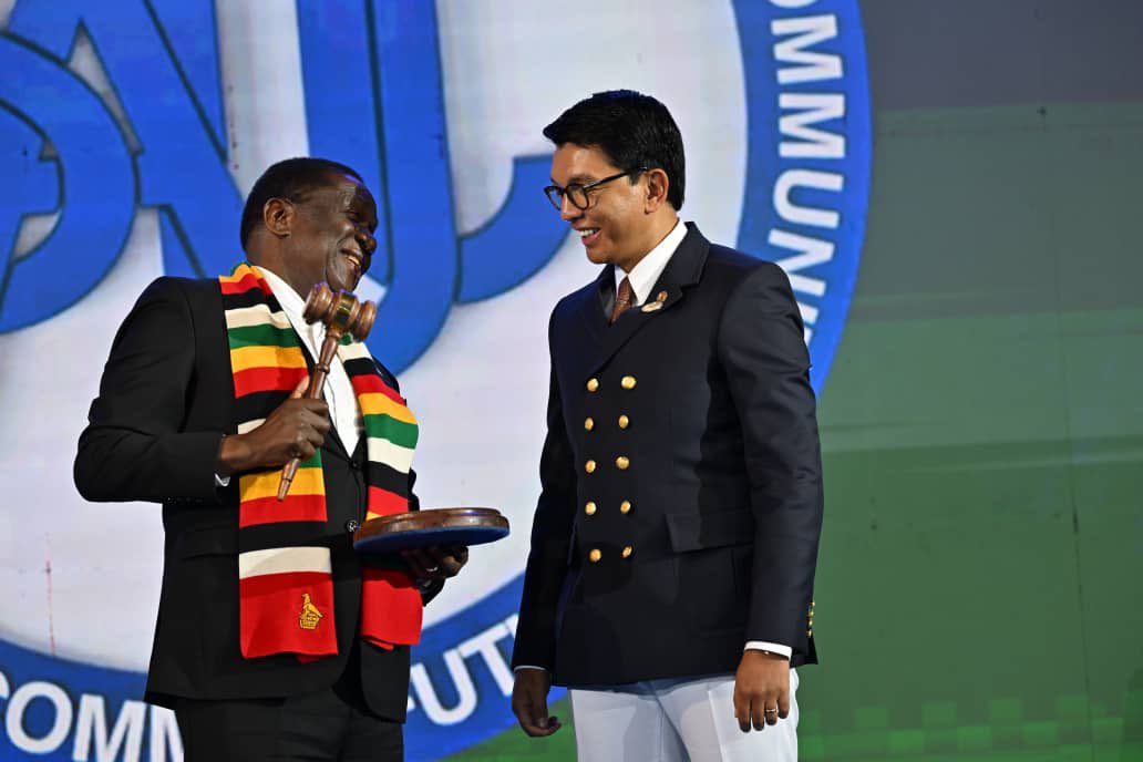 keke_rusambo's tweet image. From Zimbabwe to Madagascar, the SADC Chairmanship changes hands. 🇿🇼➡️🇲🇬 President Mnangagwa passes the mantle to President Rajoelina, reinforcing regional unity and shared progress. #SADC #RegionalUnity