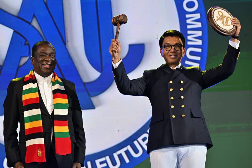 keke_rusambo's tweet image. From Zimbabwe to Madagascar, the SADC Chairmanship changes hands. 🇿🇼➡️🇲🇬 President Mnangagwa passes the mantle to President Rajoelina, reinforcing regional unity and shared progress. #SADC #RegionalUnity