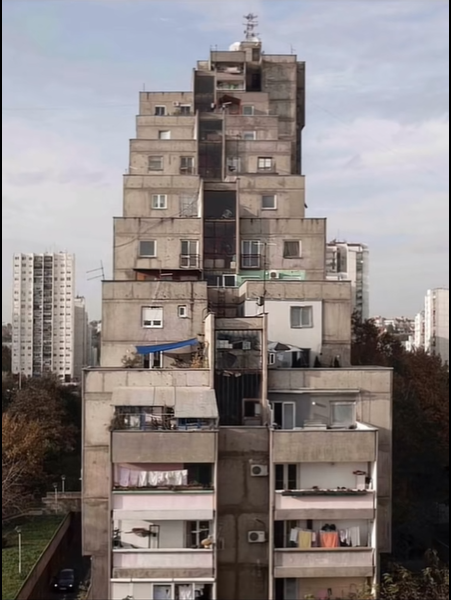 15 edificios tan feos que parecen una broma de mal gusto.

El 7 es tan horrendo que casi lo prohibieron.

Arquitectura que prometía inspirar…y terminó traumando.

Aquí están las mayores aberraciones del urbanismo moderno (con fotos y videos para que sufras conmigo):