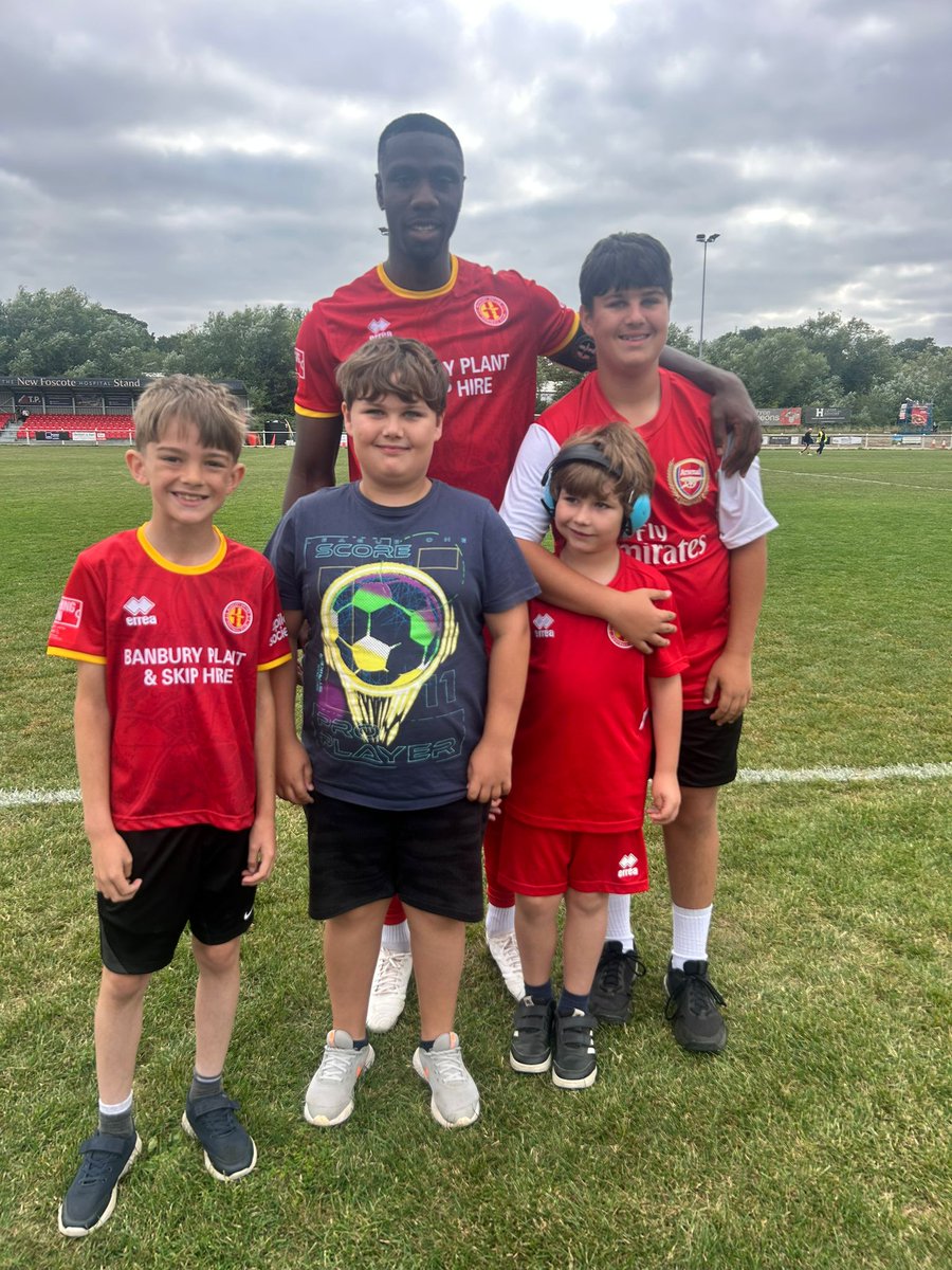 BanburyUnitedFC's tweet photo. 🙌 Congratulations to skipper Yaw Ofosu, who was named Man of the Match in yesterday's 1-1 draw against @leistonfc, by our mascots for the day.

#WeAreUnited | #UTP https://t.co/K0D12p1e2t
