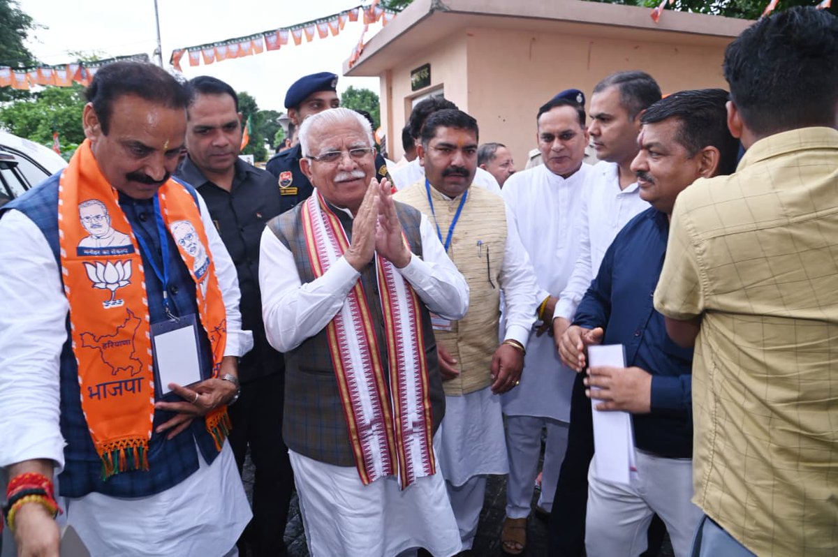 mlkhattar's tweet photo. आज करनाल स्थित कर्ण कमल पार्टी कार्यालय में ज़िला कार्यकारिणी के पदाधिकारियों और कार्यकर्ताओं के संग समीक्षा बैठक कर महत्वपूर्ण संगठनात्मक विषयों पर व्यापक एवं विस्तृत विचार विमर्श हुआ।

संगठन की मज़बूती, हर परिस्थिति में संघर्षशील रहने वाले कार्यकर्ताओं के समर्पण में निहित है, जो प्रदेश के विकास और जनता की सेवा के संकल्प के साथ निरंतर कार्य कर रहे हैं।