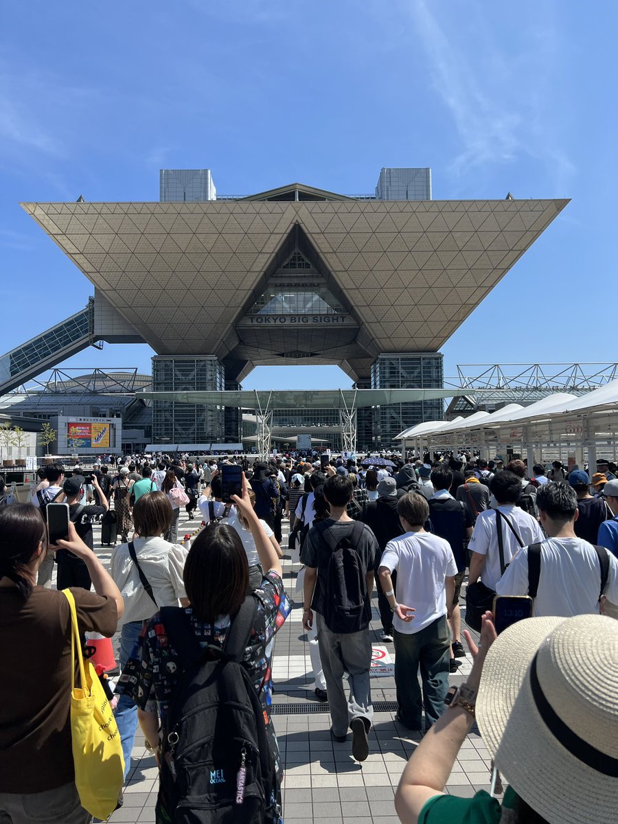 fumi197303's tweet photo. 私は、来た！
東京ビッグサイト！
コミケ106！

新たな出会いもあり、
学生たちの新刊本も手に入れて、
ホクホクで帰途に着きましたよヽ(´▽｀)/

それにしても、万博以上に凄まじい混雑ぶりだな、、、
そろそろ日本は、コミケ専用のイベントホールを作るべきだー＼( 'ω')／ﾅﾝﾃﾅ

#CICS https://t.co/DgGEKImAtO