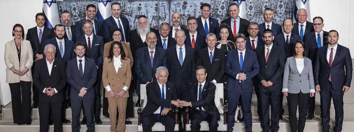 מעולם לא היו מעטים כל כך שדפקו אנשים רבים כל כך