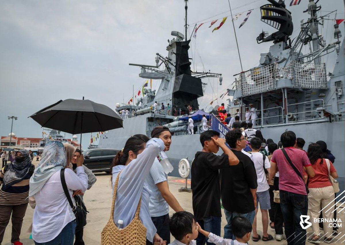 RIBUAN RAKYAT MALAYSIA ‘SERBU’ SPTC, TERUJA NAIKI 10 KAPAL TENTERA LAUT ASEAN

Selepas 35 tahun, Pulau Pinang kembali menjadi tumpuan dengan penganjuran ASEAN Navies’ City Parade (ANCP) yang berlangsung meriah hari ini, di Padang Kota Lama bersama sambutan Hari Buletin 4.0
