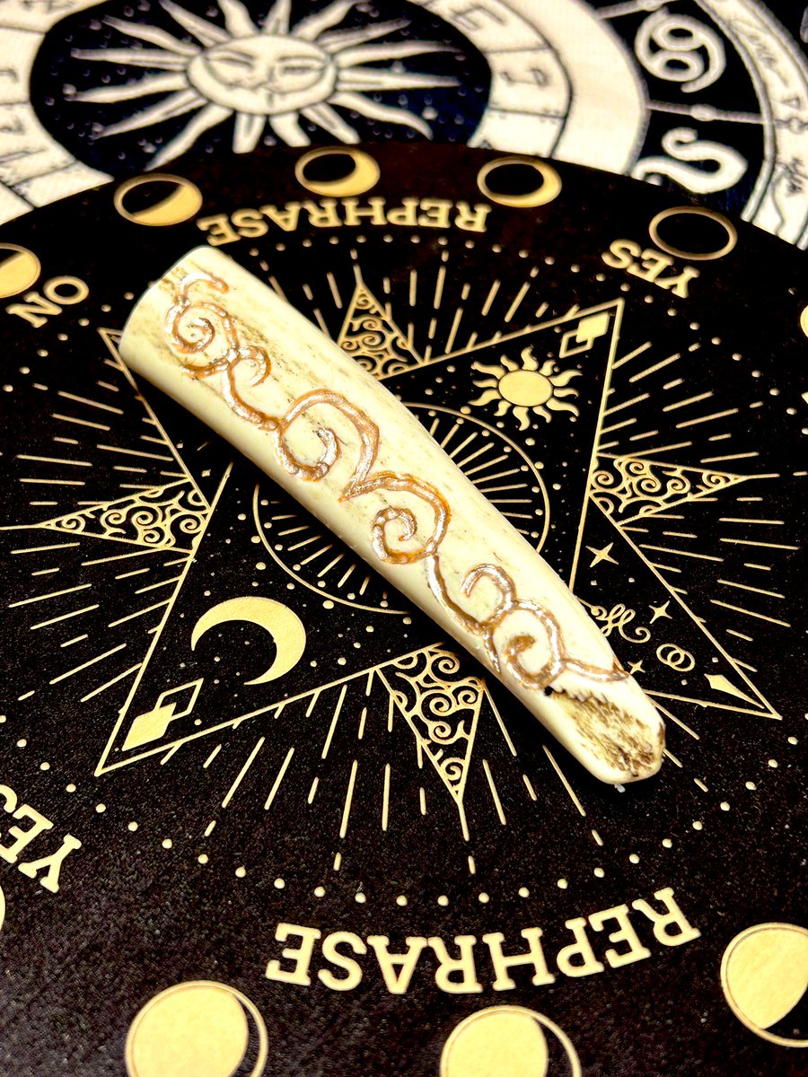 鹿の角が手に入ったので彫り込みの練習
アイヌの「モレウ」を彫り込み。
文字はゴールドイエローで着色
綺麗に掘り込むには練習が必要
角はまだあるから練習はできる。
練習で使った角は誰かにあげよう。
#アイヌ #鹿 #ハンドメイド #アクセサリー