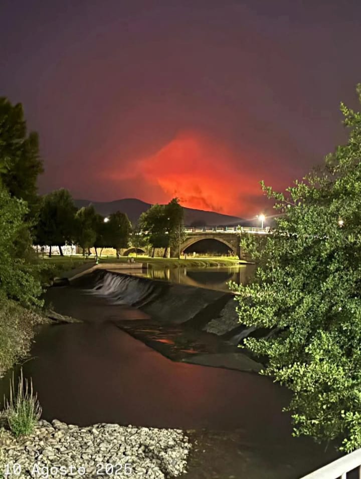 Abatido, desolado, pero seguro de que volveremos a ver nuestros paisajes, nuestros montes, más bonitos y más verdes.
Gracias eternas a los forestales, bomberos, voluntarios...
#QuemanElBierzoLeón
#QuemanValdeorrasOurense