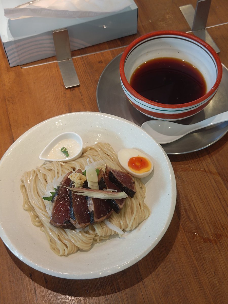 静岡県焼津市
麺創房LEO
巴醤油つけ麺極み鰹
鰹のタタキがデカい、些細な事だけど満足感がデカい
先日のゴルゴンゾーラはワインが飲みたくなるけど、これは日本酒をチビチビ飲みたくなる