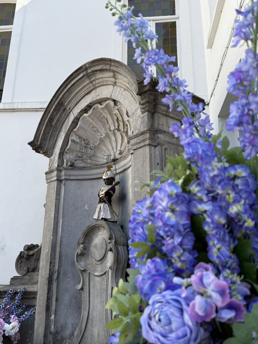 #MannekenPis revêt son plus beau costume de l’année à l’approche de la Ducasse d’Ath ! #Goliath