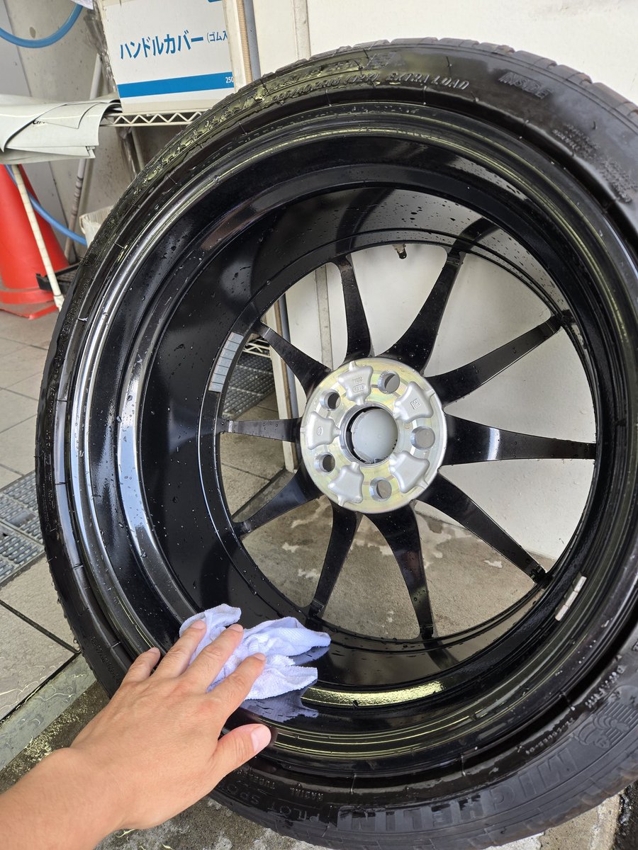 ito1160055's tweet photo. 低ダストのパッド装着しました。ホイル内側もキレイキレイして。これで汚れとはおさらばです！まだ当たりが出てないのでスピードの出しすぎには注意です。TDIサブコンも仮付けして乗ってみたけどもっと下からのパワーがあれば…と思った(^_^)v https://t.co/fo066ThTou