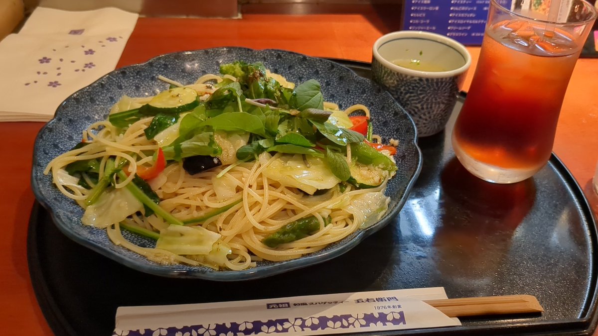 今日のプレイ後の夜ご飯😋お腹空いてるから、五右衛門のたっぷり野菜のペペロンチーノのメンズセット頼んでみた🤗とりあえずネギが無さそうで良かった😉