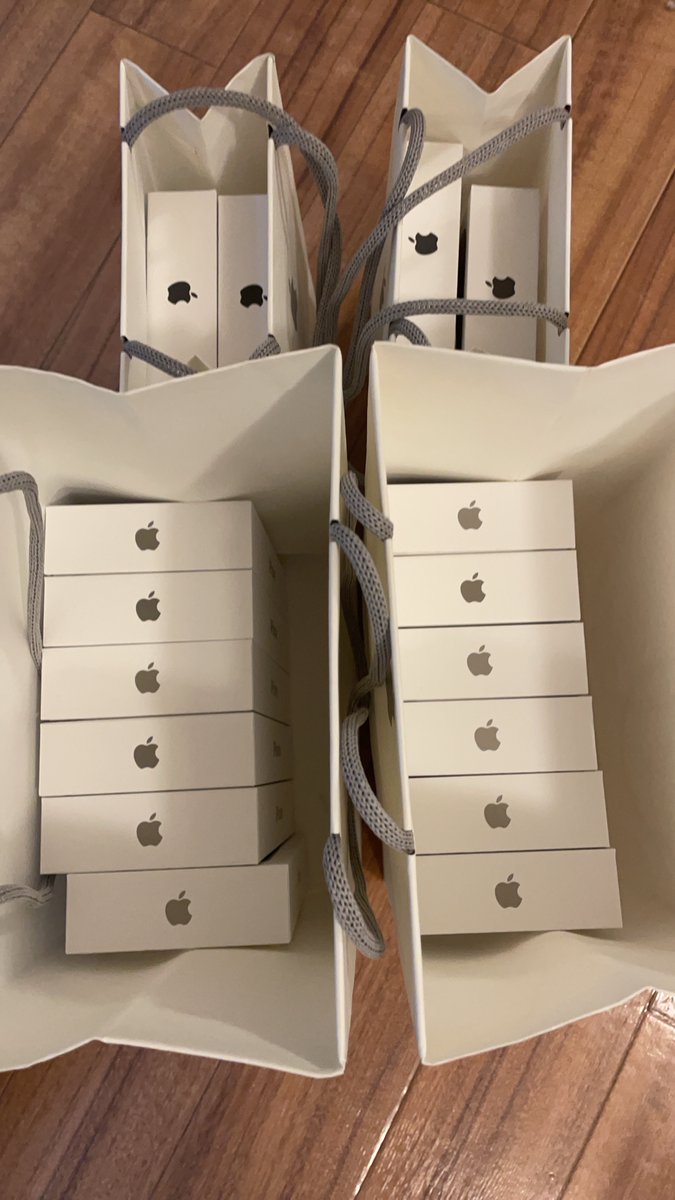 yamorigogo's tweet photo. 年に１度のiPhone祭りを知らない人は大損です！
新型iPhoneを買って、その日に売れば80,000円の利益で爆益。なんだけど、これが何度も何回もできれば最高なんだけど、できないのが辛い😭でも、友人に聞いたら何度も何回も買うことができて、無限なんだって。
衝撃の事実を聞いたので、みんなにもこっそり教えるね！
 「いいね」＆リプに「9月iPhone」とメッセージ♪ DM送るよ！