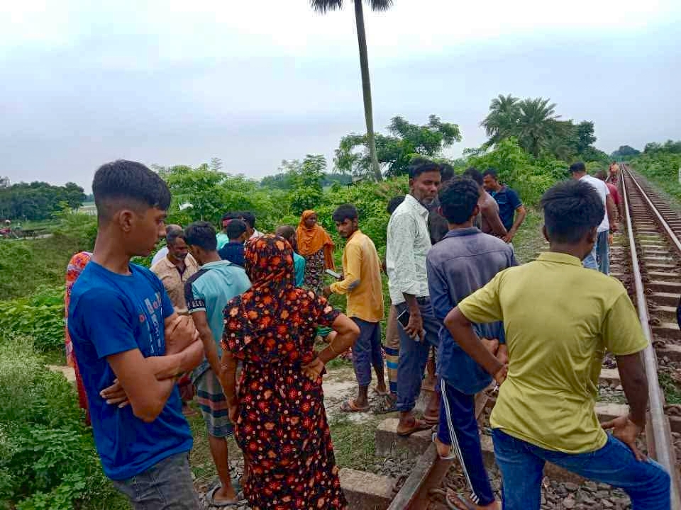 নওগাঁয় ট্রেনে কাটা পড়ে যুবকের মৃত্যু