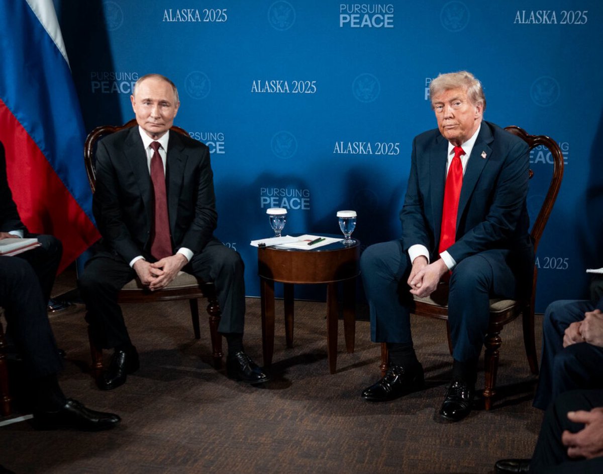 LaFrancematuer's tweet photo. When the Butcher of Moscow meets the Dumber of New York...

#AlaskaSummit #AlaskaMeeting #PutinIsaWarCriminal #TrumpIsARussianPuppet #IStandWithUkraine #SlavaUkraini https://t.co/k9hqe2Nz4L