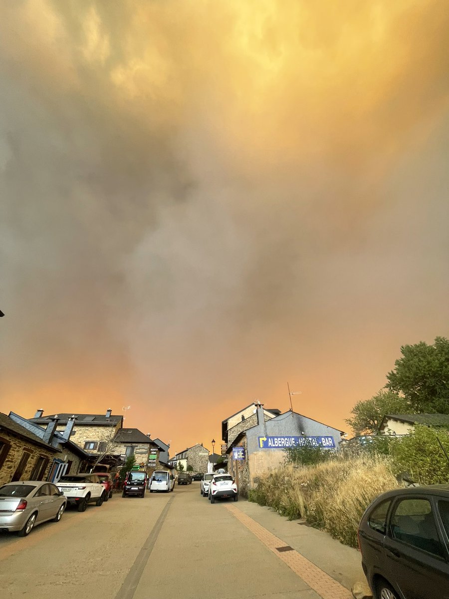 En 3 horas pasamos ayer de la primera foto a la segunda en el final de nuestra etapa 23 del Camino De Santiago entre Astorga y Foncebadón. Vivimos una auténtica pesadilla. Afortunadamente, gracias a la profesionalidad de un taxista pudimos salir sanos y salvos. Seguiremos pronto.