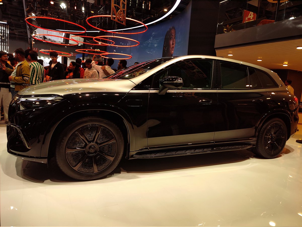 DivyaKmr24's tweet image. Experience the pinnacle of luxury!
Exhibited Car:- @LuxuryMercedes Maybach 
Photo Captured:- January 21st 2025 
Phone photography:- @Xiaomi Mi 10
#xiaomi #bharatmobilityexpo #mobilityexpo #car #carstagram #carinstagram
#MercedesBenzMaybach #LuxuryRedefined