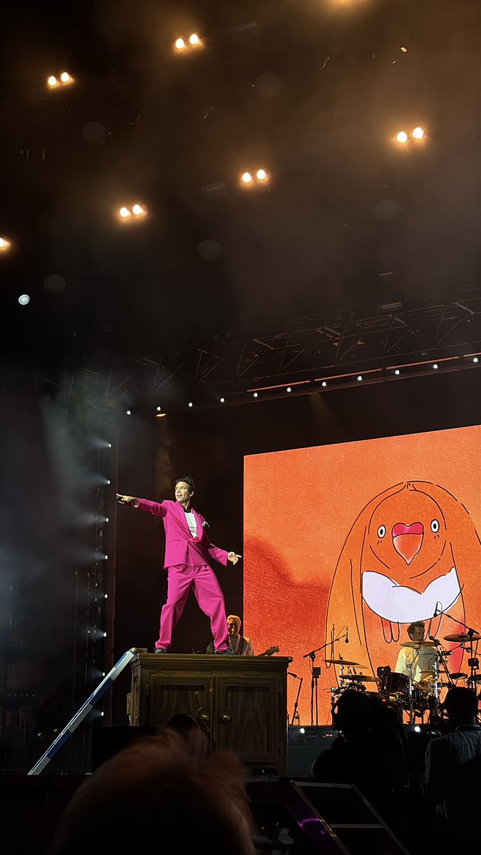 CelineGilky's tweet photo. Le retour de Mika en Suisse 🇨🇭🫶🏼🔥
Un pur bonheur !!! @mikasounds @MikaFanClub @Blooming_Boy_ https://t.co/BUwhyn5Gbz