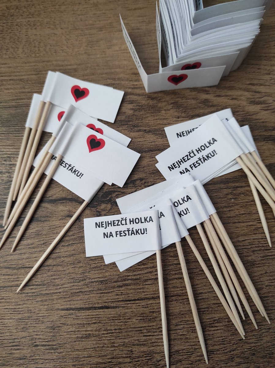 Loni na Magmafestu mi vlaječky k panákům vnukly nápad/koncept.
Na letošní ročník jsem vyrobil vlaječky vlastní.
Rozdával jsem je náhodně, podařilo se mi jich udat asi osmdesát.
Všechny obdarované z nich měly radost, já potom měl zase radost, když je nosily viditelně.
#láskyplno