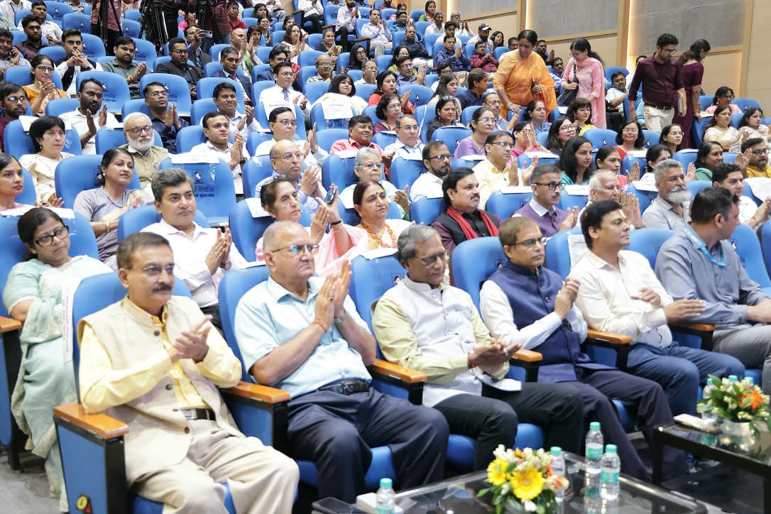 आज कौशल भवन, दिल्ली में National Council for Teacher Education (NCTE) के 31वें स्थापना दिवस कार्यक्रम को संबोधित करने का अवसर मिला। हमारे शिक्षक समाज और राष्ट्र निर्माण के मूल स्तंभ हैं। वास्तव में, शिक्षक सूर्य और चंद्रमा की भाँति निरंतर समाज को प्रकाश और दिशा देने का कार्य करते