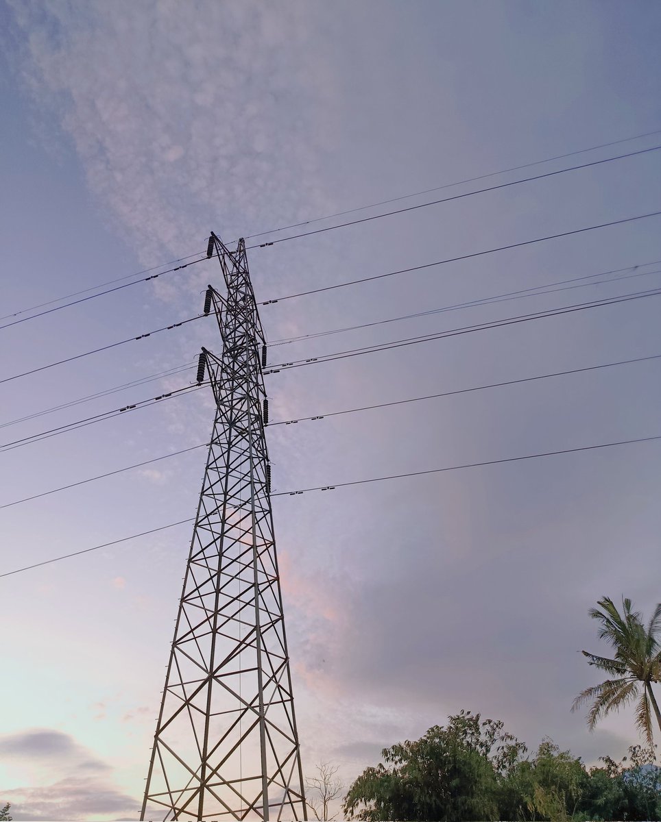 Anieta_Imuetz's tweet image. Ketika liburan ke tempat nenek 🌾🌾🌾 #holiday #sunday #ricefield #NatureBeauty