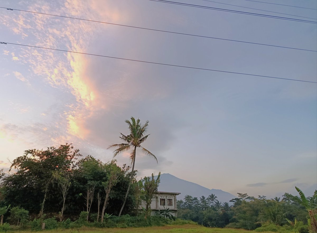 Anieta_Imuetz's tweet image. Ketika liburan ke tempat nenek 🌾🌾🌾 #holiday #sunday #ricefield #NatureBeauty