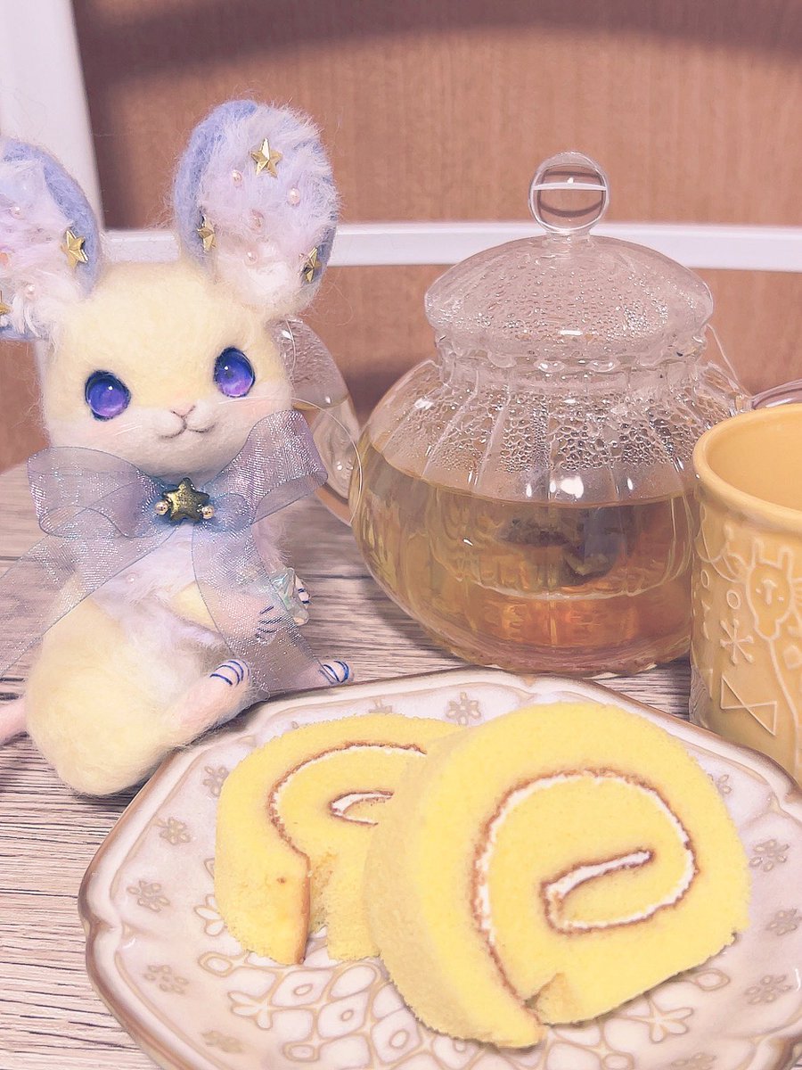 おやすみのティータイムに
エルダーフラワーのハーブティー🌿🫖

市販のバナナロールケーキが
美味しすぎたから“シェリル”にも
おすそ分け𓂃🫧
#ティータイム #ぬい撮り