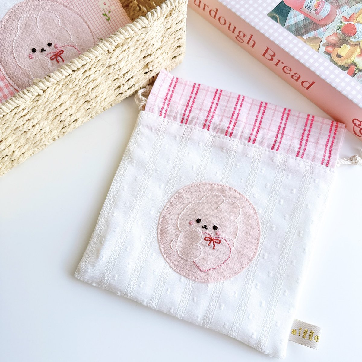 【new】刺繍ポーチ🌷
8/20(水)20:00〜24:00
オンラインショップで数量限定販売🧸
▶︎ studio-haneul.com

フラットポーチはキルト仕様でふんわり柔らか☁️巾着ポーチはレースのような生地でピュアな印象に🤍
⁡
オリジナル図案で手刺繍されたパムとタルトが可愛い♡