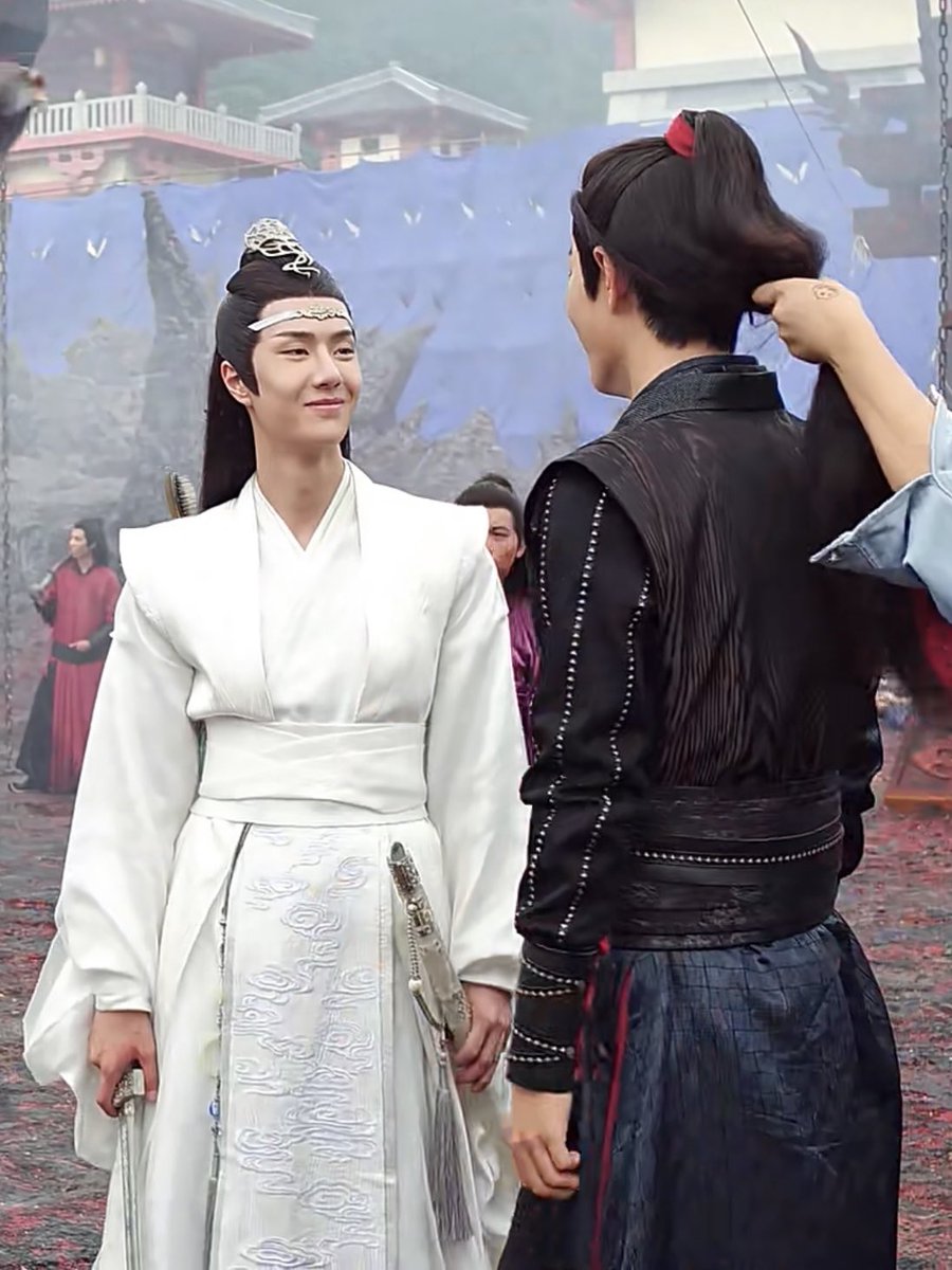 눈빛봐 
돼지를 벌꿀에 절여놨네