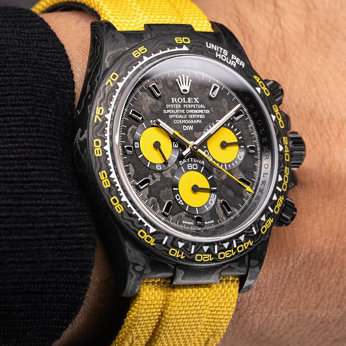 diw_watches's tweet image. ALL‑CARBON LEMON EDITION

Matte carbon. Lemon-yellow dial. Precision, not noise.

Built from high-density carbon fiber. Powered by COSC-certified Cal. 4130. 72h reserve. Understated, unstoppable.

Only 3 pieces worldwide.

designa-individual.com/en/watches/car…

#DesignaIndividual