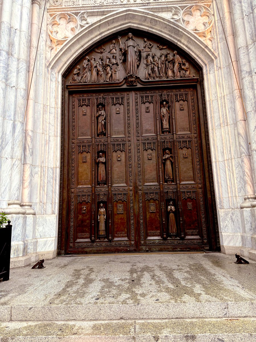 The Doors To <a href="/StPatsNYC/">StPatsNYC</a> #SundayMass🙏
#GratefulAndBlessed♥️
