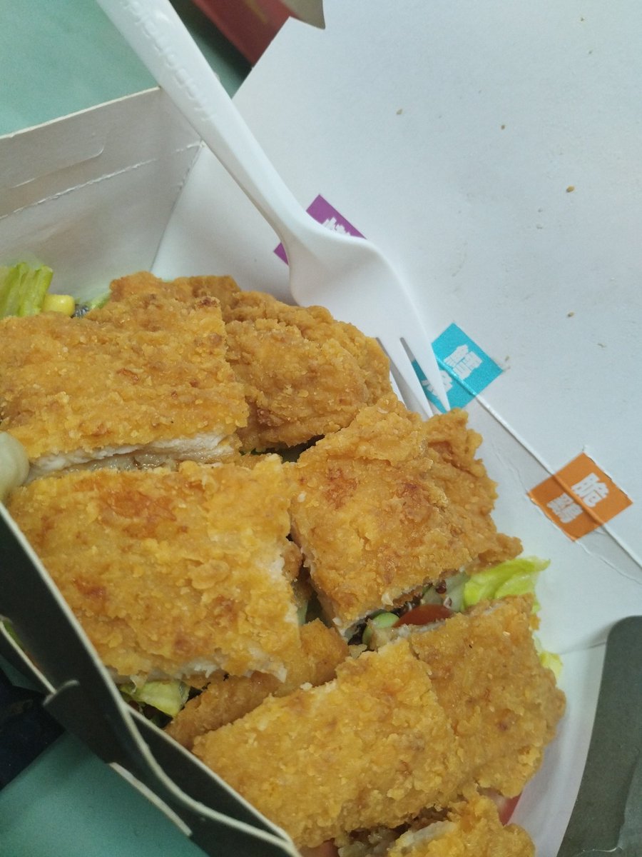 藜麥沙拉第二天，我完全不知道我感冒什麼時後好，一直有點想吐想吐的==受夠，連薯條都不敢點 https://t.co/6jWotVlyHN