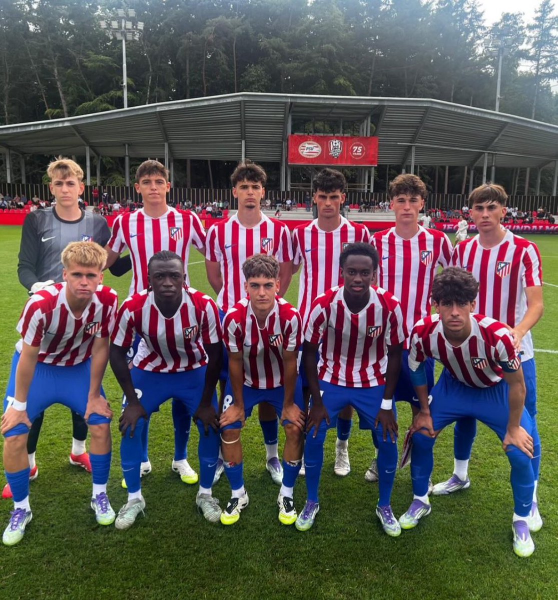 ThePaPPod's tweet photo. ⚽🇳🇱 Atlético Juvenil A are through to the #OttenCup final! 🔴⚪
They beat Club Brugge 5-4 on penalties after a 0-0 draw in the semifinal.

#Atleti #CanteraAtleti

[📸 @jsancris_] https://t.co/xJzg2teqmn
