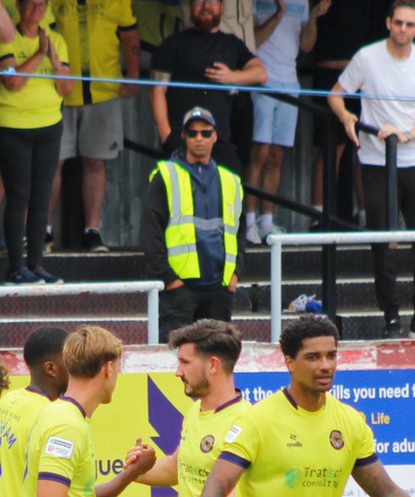 uptheborobeans's tweet image. ur sunnies are shit btw mate 👍