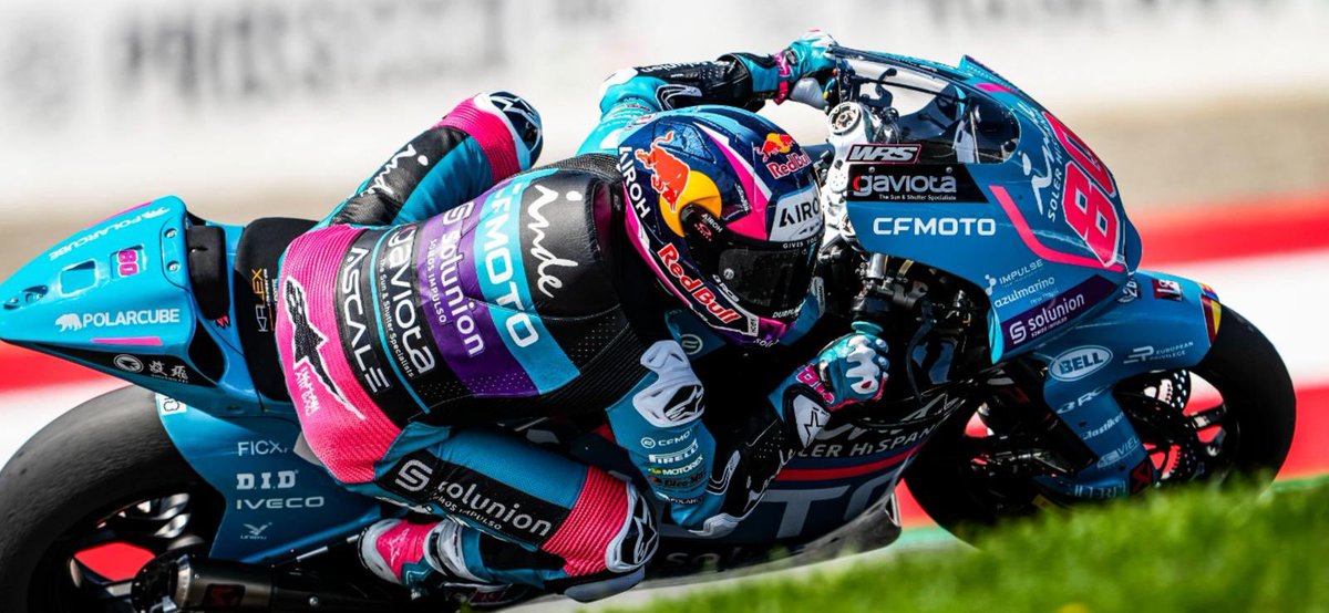 ¡Qué lástima la caída de David Alonso en Moto2 en Austria! 😔 Iba en un increíble tercer puesto, demostrando su talento, pero el infortunio lo dejó fuera. ¡Ánimo, David! 💪 Seguro volverás más fuerte. 🇨🇴 #Moto2 #AustrianGP
