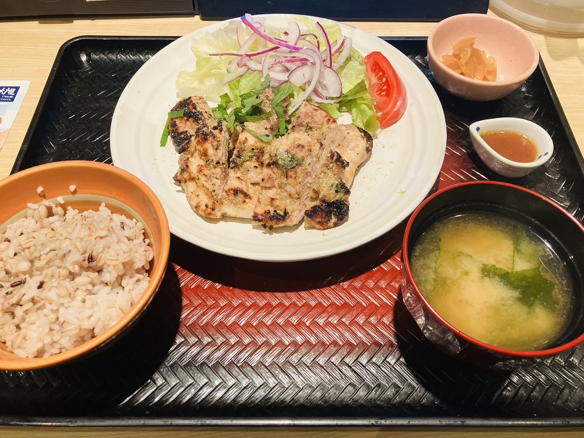 Gonroh05_T's tweet photo. 【ゆるっとダイエット派🐓】
ごま香る 梅しその鶏もも炭火焼き
これがダイエット飯という衝撃
鶏ももの食べ応え◎で大満足!
#大戸屋JINコラボ #veatm https://t.co/mZ1MMfFx8s