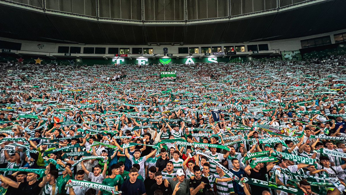 ertemsener's tweet photo. Bursaspor, Bursa bildiğimiz gibi…

Geliri iki şehrin yangın gören bölgelerinde ağaçlandırmada kullanılacak Bursaspor - Eskişehirspor dostluk maçında tribünler muazzam. 

Helal olsun.

Büyük teşekkür Bursaspor ve Eskişehirspor’a.
Çok büyüksünüz. https://t.co/cxH7yxmbRQ