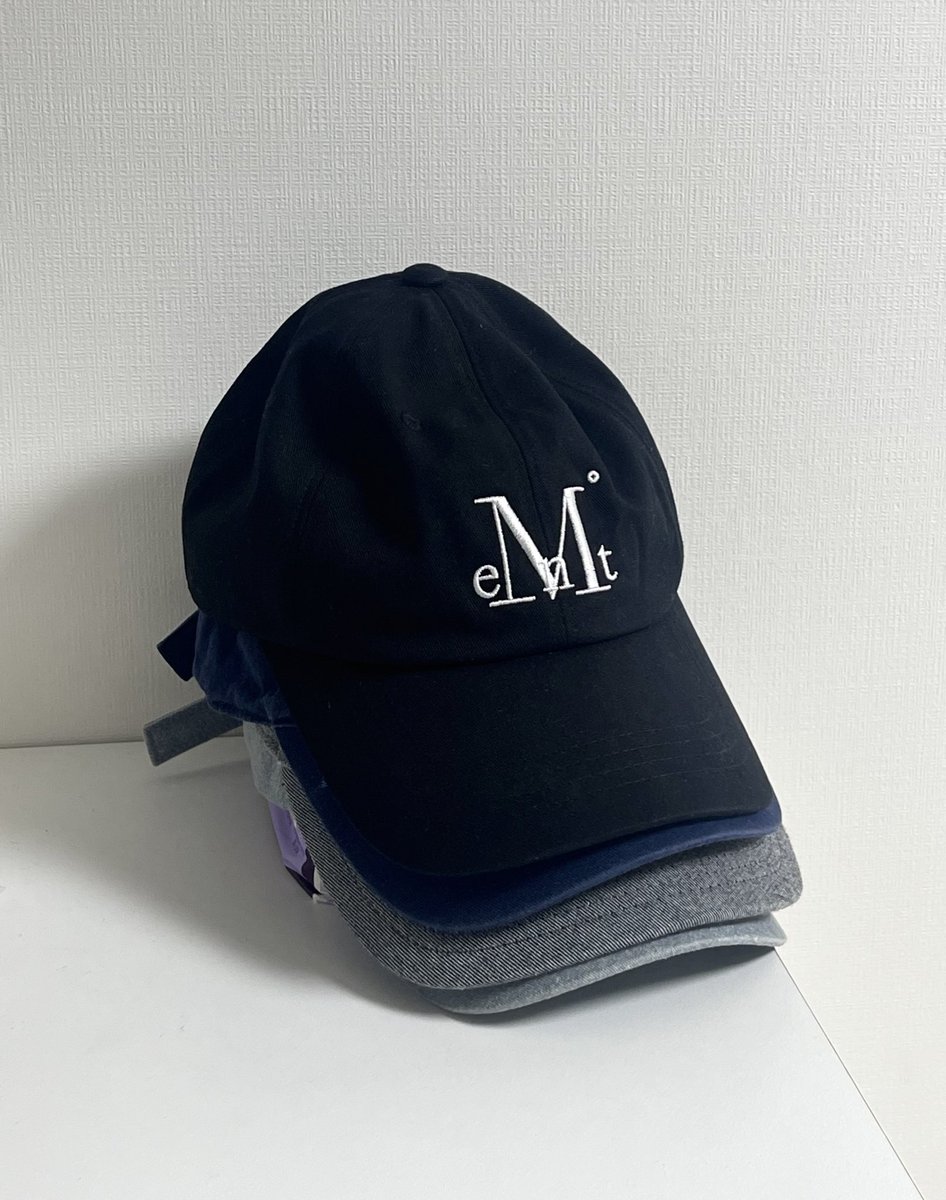 마땅히 모자 보관할 곳이 없어서
걍 오버나이트에 겹겹이 쌓아둠