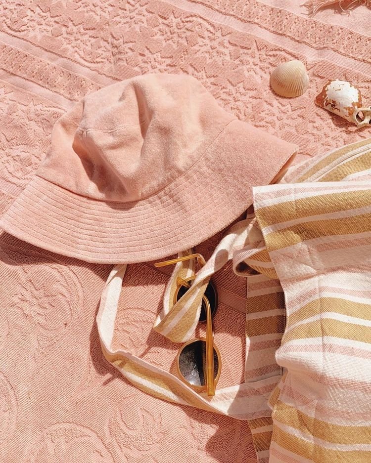 eva_joy1's tweet image. Sunkissed essentials, softly waiting for golden hours. ☀️
#BeachChic #GoldenHourGlow #EffortlessStyle