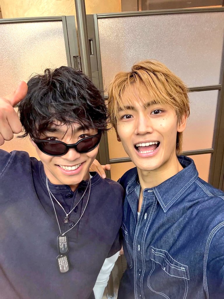 WATwindy8's tweet photo. ねぇ〜え〜🤣
もう絶対颯倫推しいるのバレてるやんww
なんか遊ばれてる気さえしてきた🤣
(多分とんだ勘違いw)
#髙橋颯
#八村倫太郎
#ふうりん
#颯倫
#WATWING
#itsstartingtorain https://t.co/BvU9MkE2hN